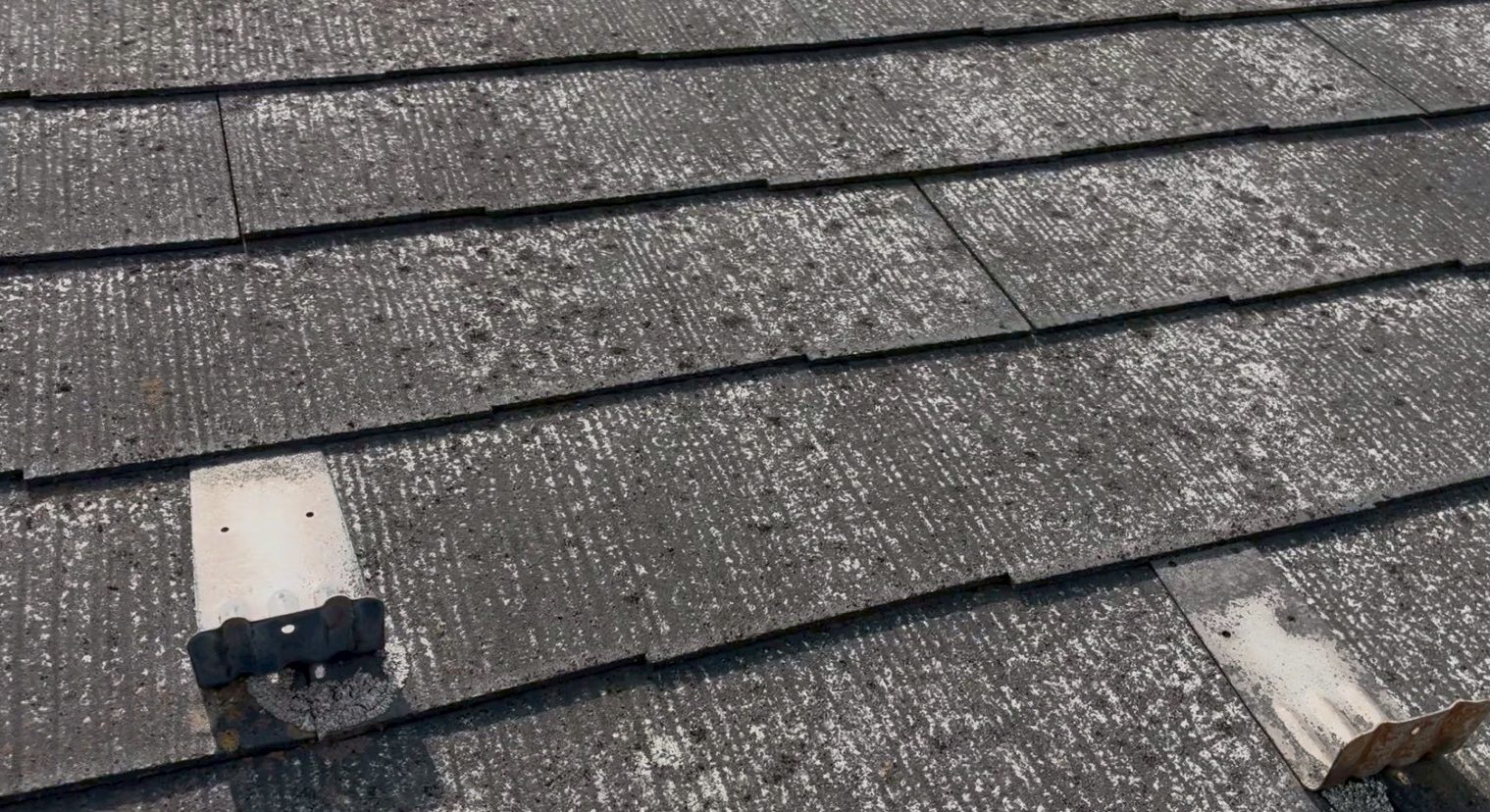 黒い斑点のカビ汚れが発生しているスレート屋根